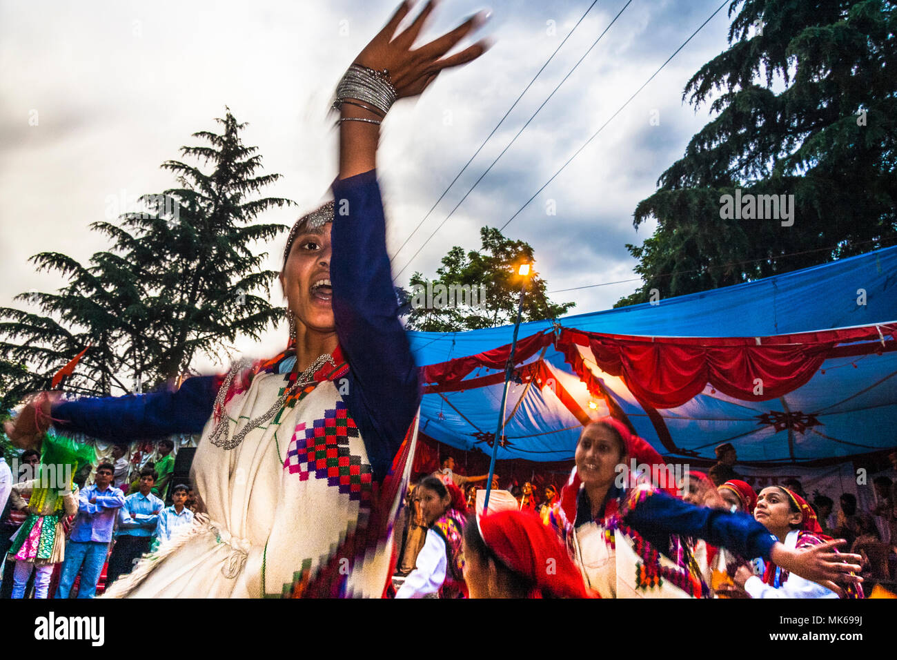 Nagar, Himachal Pradesh, Indien: Während der naggar Mela festival Himachali Frauen tanzen zu Ehren der lokale Gottheit Tripura Sundari außerhalb ihrer Tempel Stockfoto