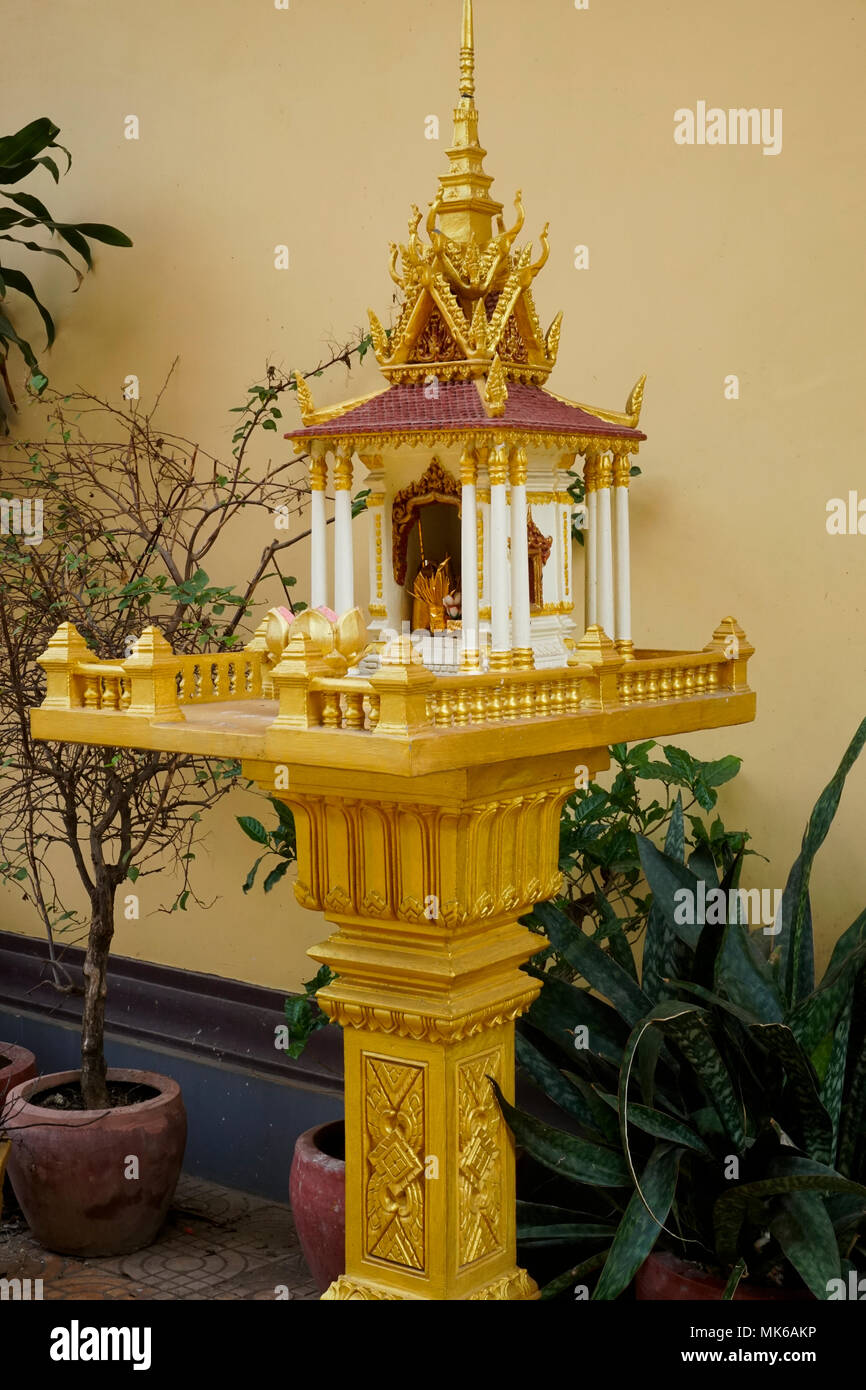 Spirit House, die traditionell außerhalb eines Home, Business oder Tempel böse Geister aus der Eingabe Wohnorte zu verhindern ist. Es ist ein Heiligtum Stockfoto