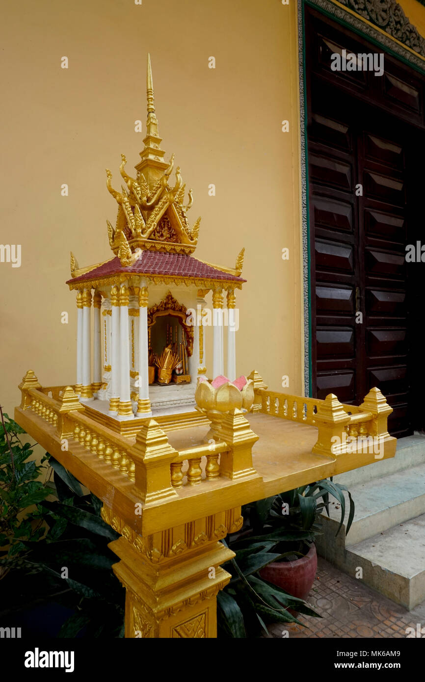 Spirit House, die traditionell außerhalb eines Home, Business oder Tempel böse Geister aus der Eingabe Wohnorte zu verhindern ist. Es ist ein Heiligtum Stockfoto