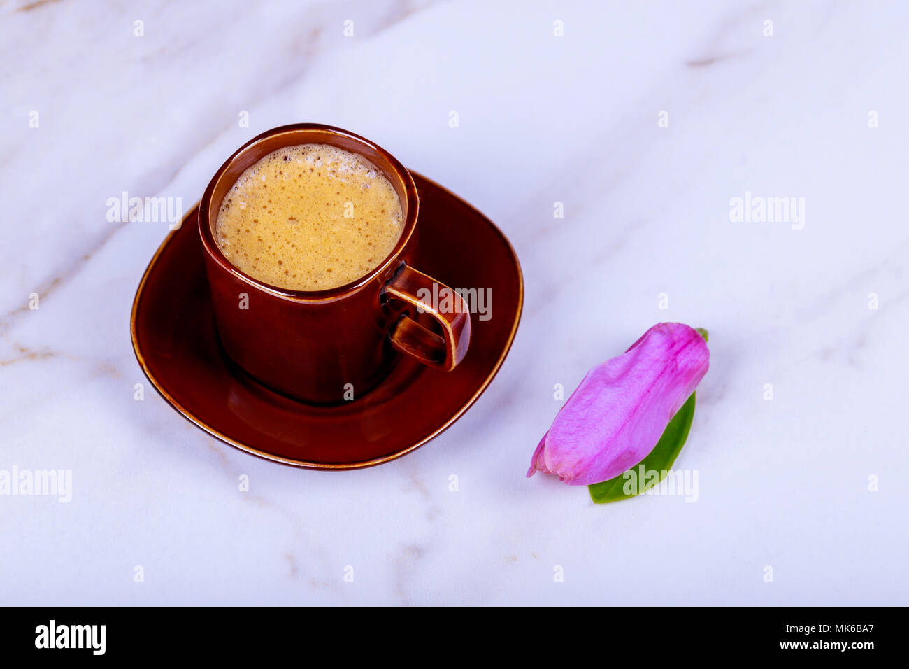 Kaffee Tasse für Tasse auf Marmor tisch Hintergrund, Stockfoto