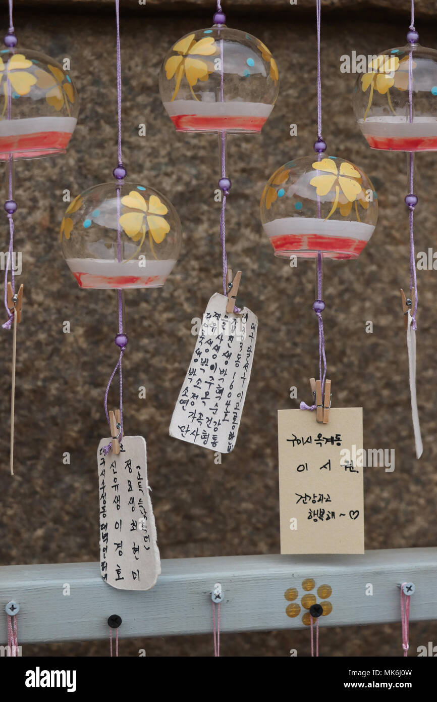 In der Nähe der Votiv Glas Glocken mit Tags mit schriftlicher Wünsche und Gebete auf sie auf einen buddhistischen Tempel in der Nähe von Daegu, Südkorea; verkauft, um Geld zu sammeln. Stockfoto