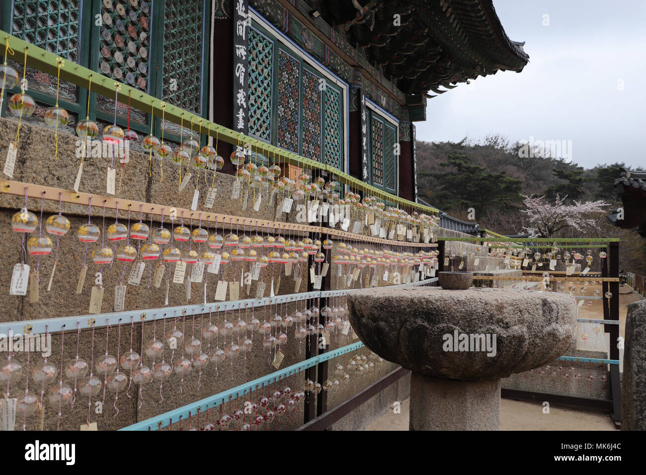 Eine Wand des votiv Glas Glocken mit Wünschen tags hängend an einem Rack durch die Haupthalle, die Daeung - Jeon, an der Donghwasa Tempel in der Nähe von Daegu, Südkorea. Stockfoto