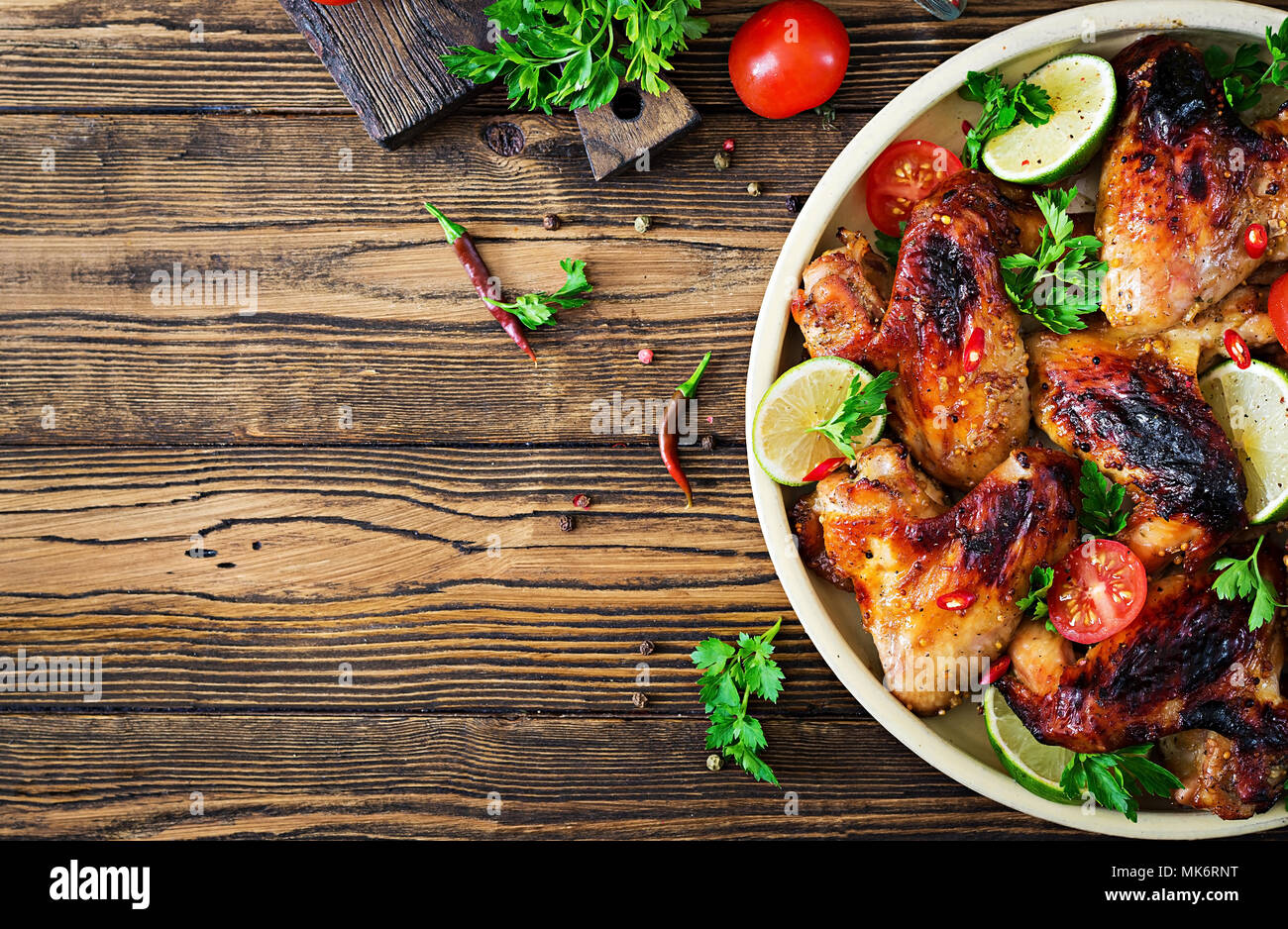 Chicken Wings mit Barbecue im süß sauer Sauce. Picknick. Sommer Menü. Leckeres Essen. Ansicht von oben. Flach Stockfoto