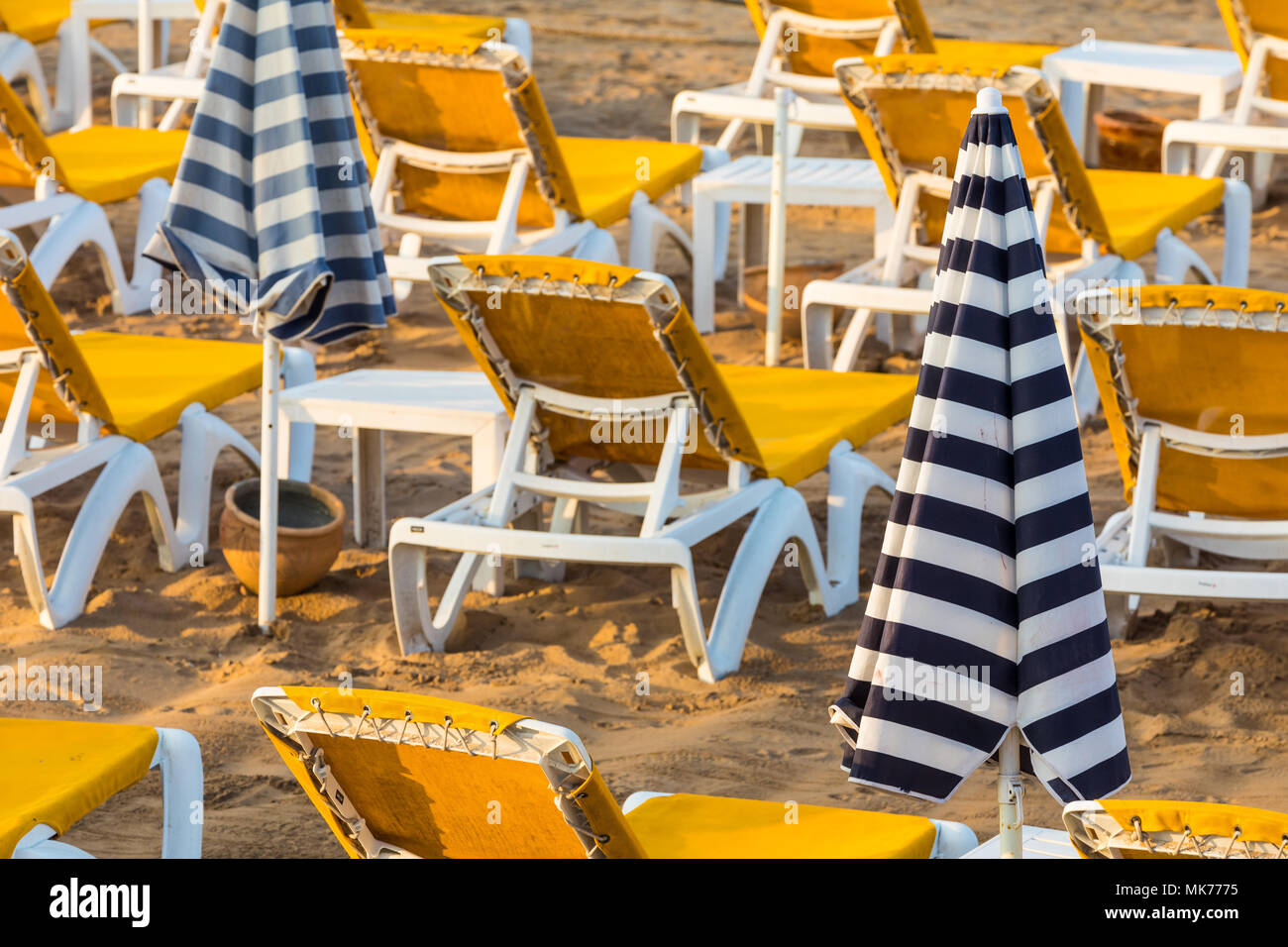 Strandliegen und Sonnenschirme am Meer. Main Beach in Agadir Stadt an der Küste des Atlantischen Ozeans. Marokko entfernt. Stockfoto