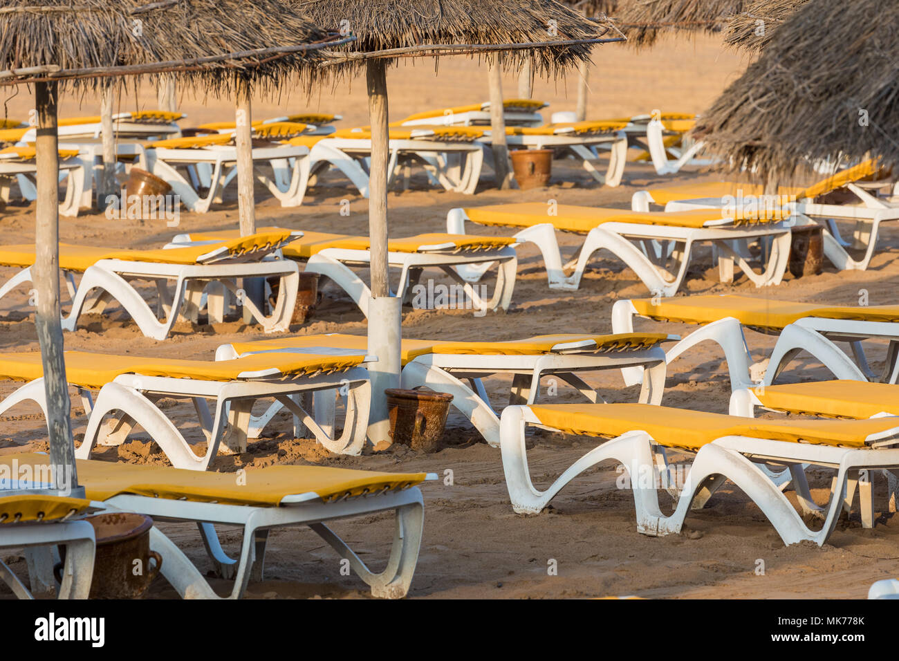Strandliegen und Sonnenschirme am Meer. Main Beach in Agadir Stadt an der Küste des Atlantischen Ozeans. Marokko entfernt. Stockfoto