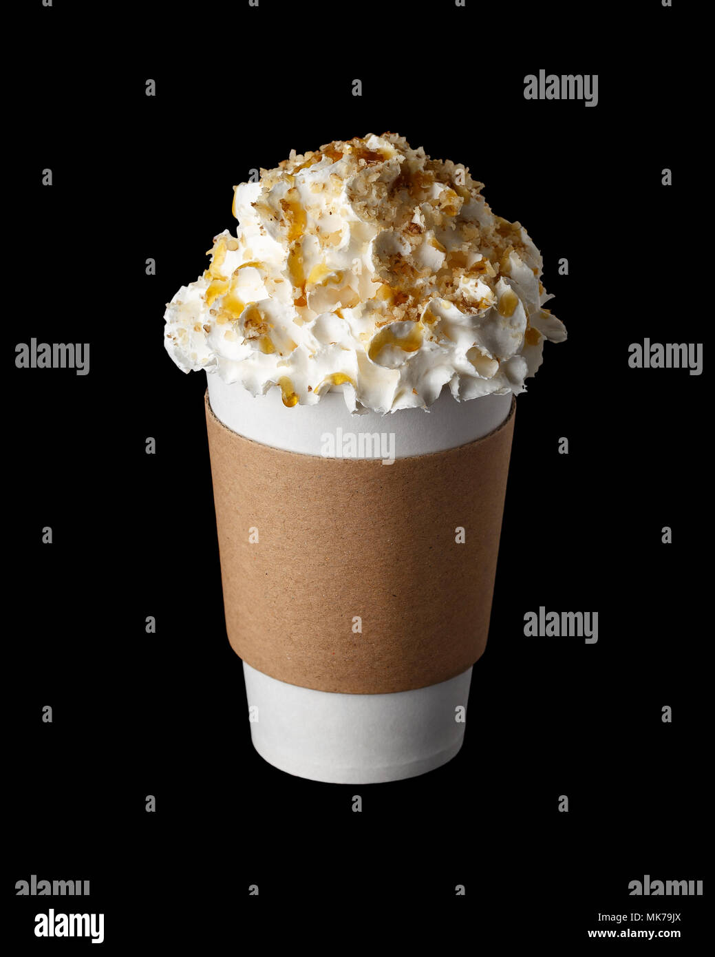 Kaffee trinken mit Schlagsahne, Karamel Sirup abgedeckt und gehackte Erdnüsse in der Schale zu auf schwarzem Hintergrund gehen Stockfoto