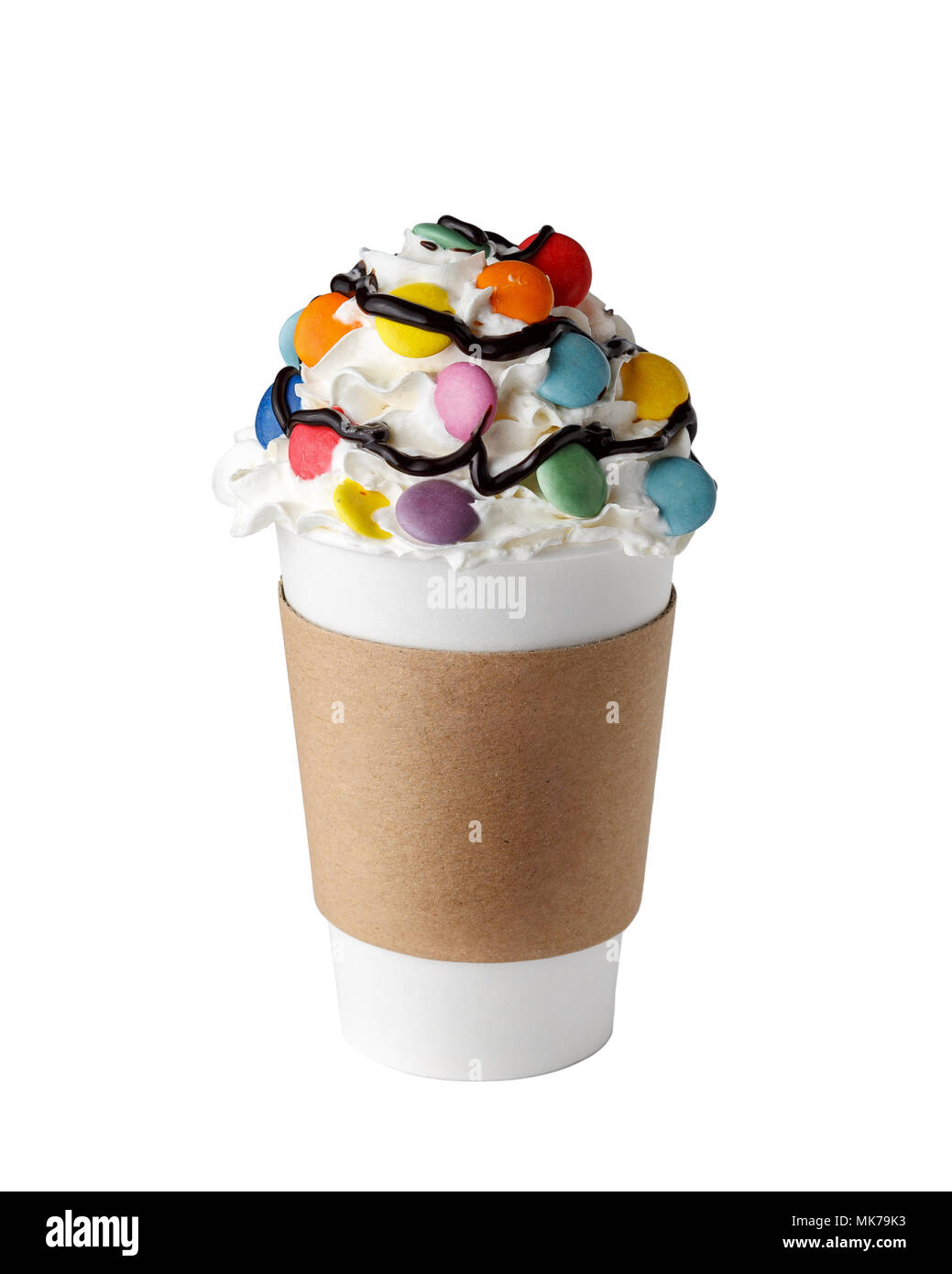 Kaffee trinken mit Sahne, Schokolade Sirup und bunte Bonbons in Pappbecher auf weißem Hintergrund gehen Stockfoto