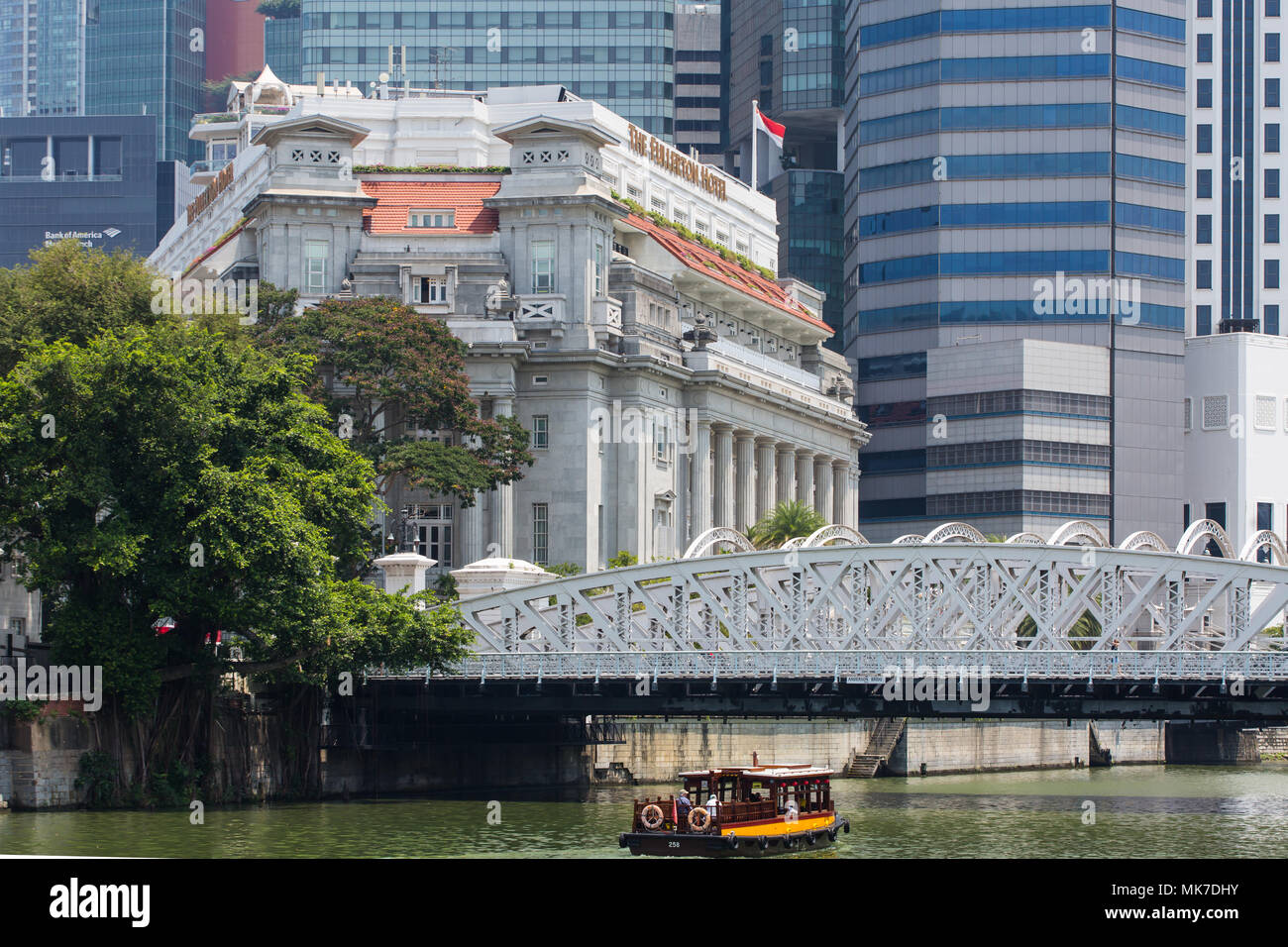 Touristische Bumboat Cruising Service zu Besichtigungzwecken entlang des Singapore Flusses. Entdecken Sie mehr von der Nation auf einem Wasserausflug. Stockfoto
