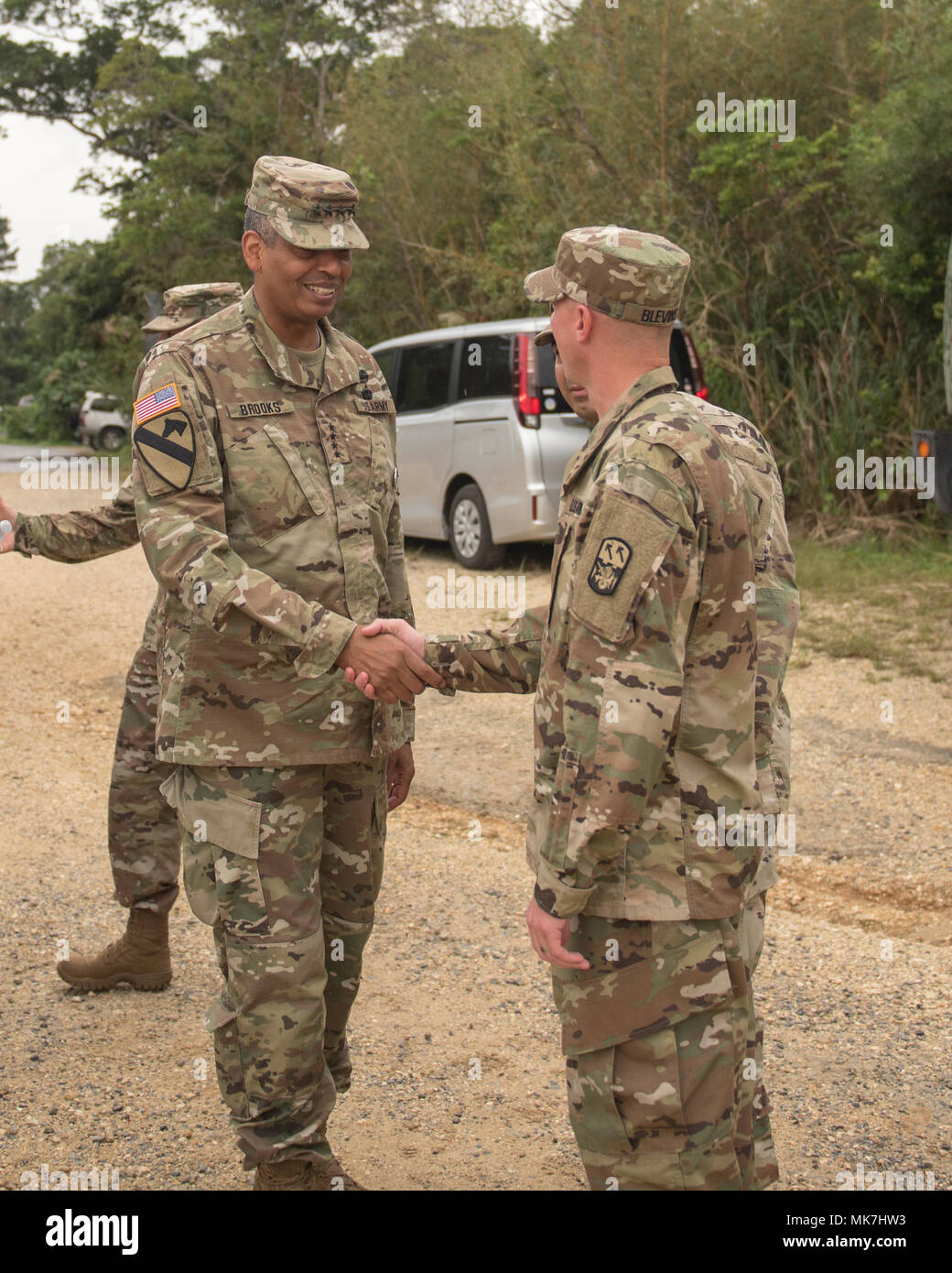 Us-Armee General Vincent Brooks, United States Forces Korea Commander, begrüßt die Mitglieder des 1.BATAILLON, 1 Air Defense Artillery Regiment, Nov. 17, 2017, bei Kadena Air Base, Japan. Brooks hat im Befehl der USF-K seit April 2016, und besuchten Kadena als Teil einer Okinawanischen tour. (U.S. Air Force Foto von Airman 1st Class Greg Erwin) Stockfoto