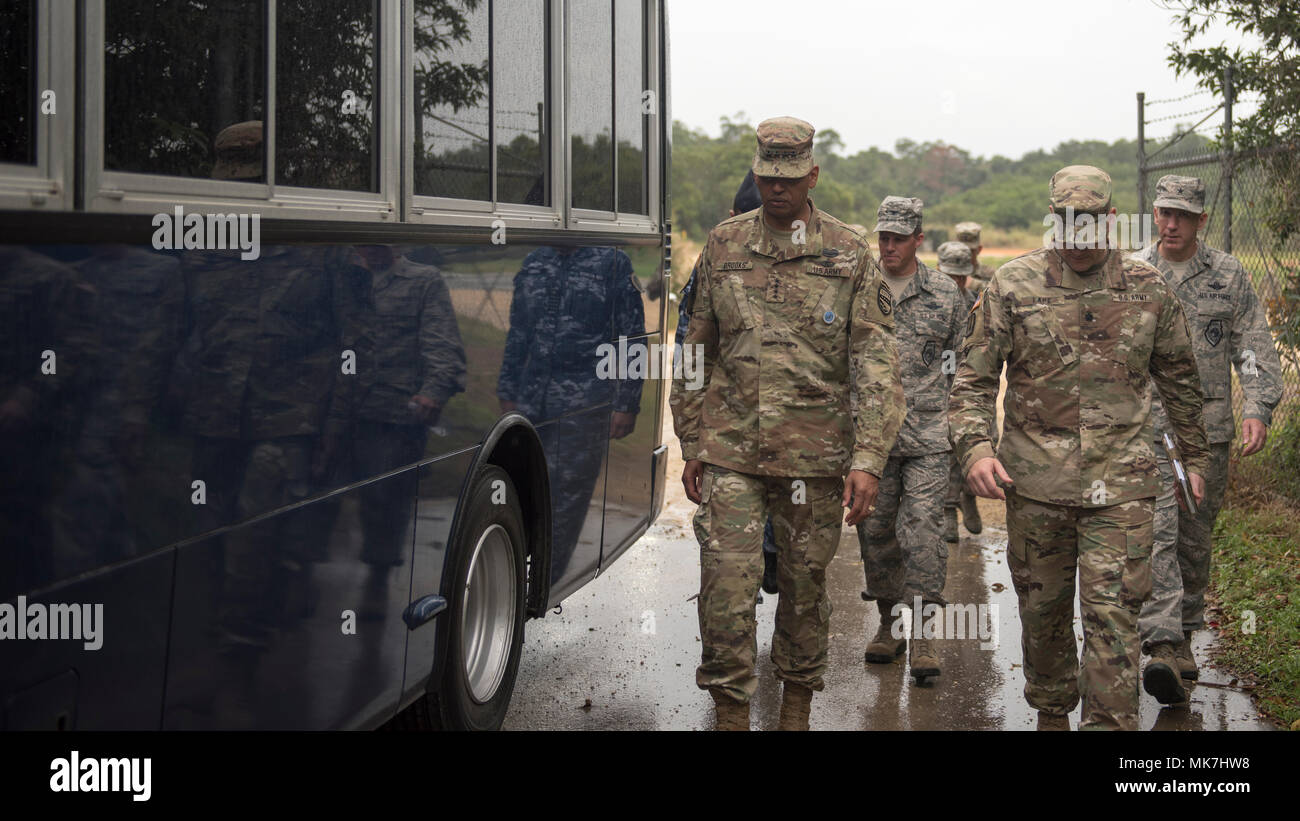 Us-Armee General Vincent Brooks, United States Forces Korea Commander, Spaziergänge in Richtung der Bus nach dem Besuch von Mitgliedern des 1.BATAILLON, 1 Air Defense Artillery Regiment, Nov. 17, 2017, bei Kadena Air Base, Japan. Brooks hat im Befehl der USF-K seit April 2016, und besuchten Kadena als Teil einer Okinawanischen tour. (U.S. Air Force Foto von Airman 1st Class Greg Erwin) Stockfoto