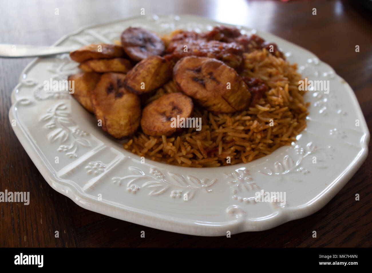 Nigerianische Jollof Reis und frittierte Kochbanane (Dodo) Stockfoto