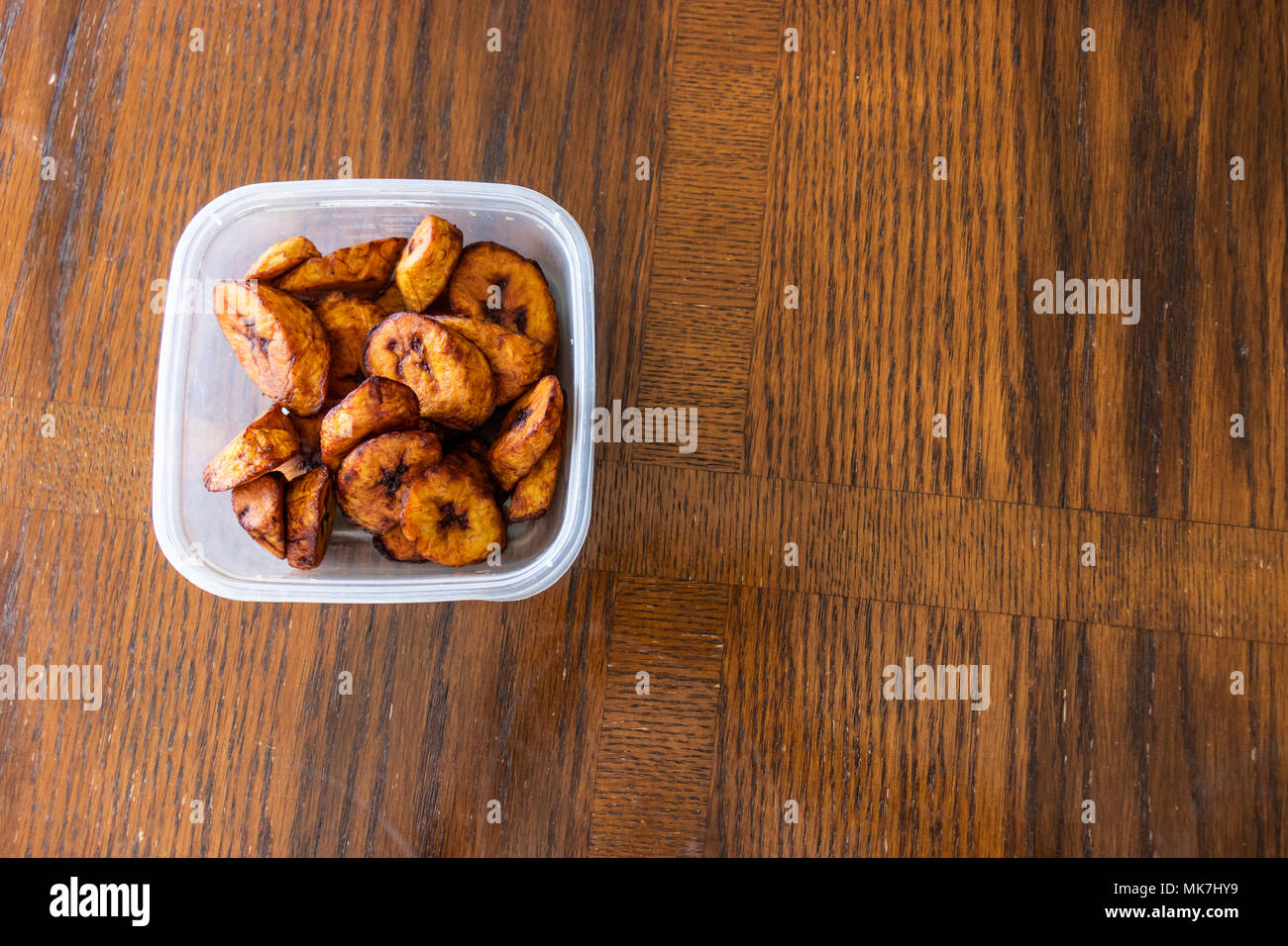 Nigerianische frittierte Kochbananen in Plastik Schüssel Stockfoto