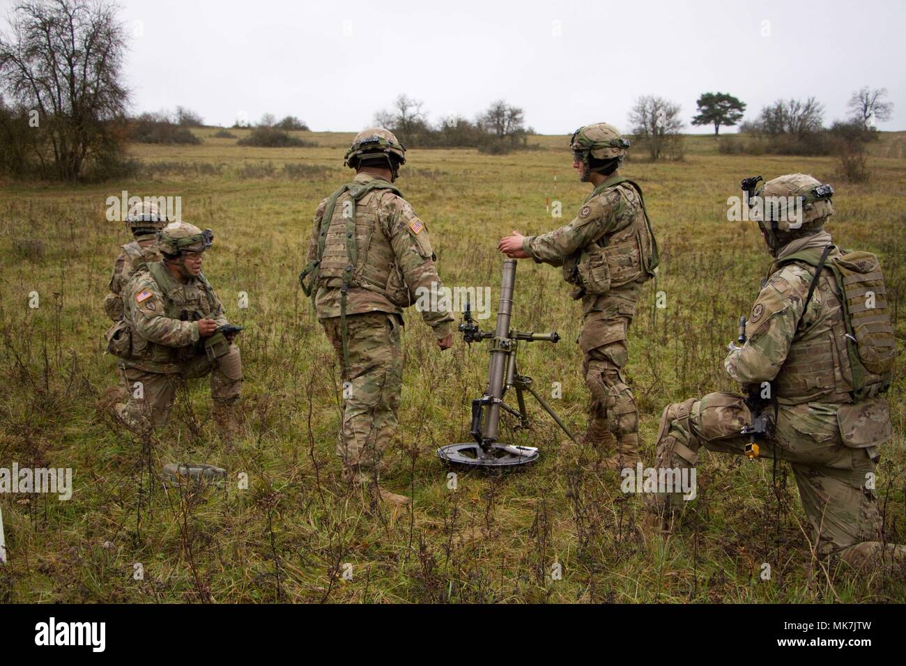 Ein Mörtel Gruppe in Apache Truppe, 1.Staffel, 2d-Cavalry Regiment, Praktiken eine Löschübung mit Ihrer M224 60 mm Mörser System während der Alliierten Geist VII an der 7th Army Training Befehl Hohenfels Training Area, Deutschland 16. November, 2017. Mortarmen bewegen kann und Einfedern Ihr System dann schnell und akkurat Feuer auf dem Schlachtfeld. Allied Geist ist ein US-Army Europe, 7 ATC-durchgeführte multinationale Übung Serie ausgewählt zu entwickeln und die NATO-Staaten die Interoperabilität und die Bereitschaft zu verbessern. Stockfoto