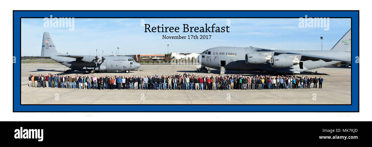 Gruppenfoto der North Carolina Air National Guard Rentner Frühstück 2017, gehalten an der North Carolina Air National Guard Base, Charlotte Douglas International Airport, Nov. 17, 2017. Ab 1995, das Frühstück ist jedes Jahr veranstaltet der Rentner ist Wer im NCANG mit der Teilnahme wächst jedes Mal serviert zu ehren. Stockfoto