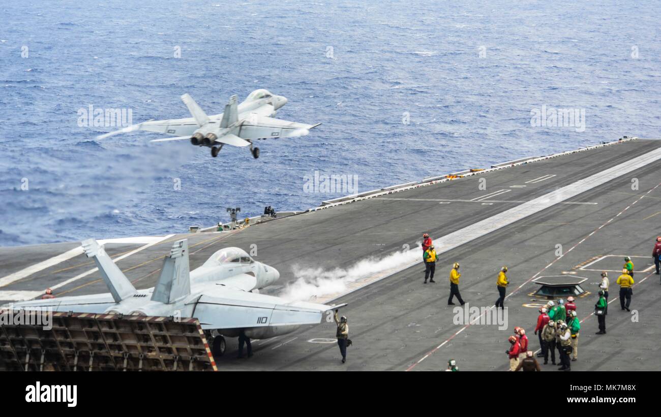 F/A-18F Super Hornet ist ein zweimotoriges, trägerfähiges Mehrzweckflugzeug der Firma Boeing. Ein Flugzeug der Strike Fighter Squadron 102 startet am 17. November 2017 von der USS Ronald Reagan (CVN 76) in die Philippinische See, während der jährlichen Übung 2017 mit der Japan Maritime Self-Defense Force. Das Archivbild zeichnet die Startoperationen des Flugdecks auf. Stockfoto