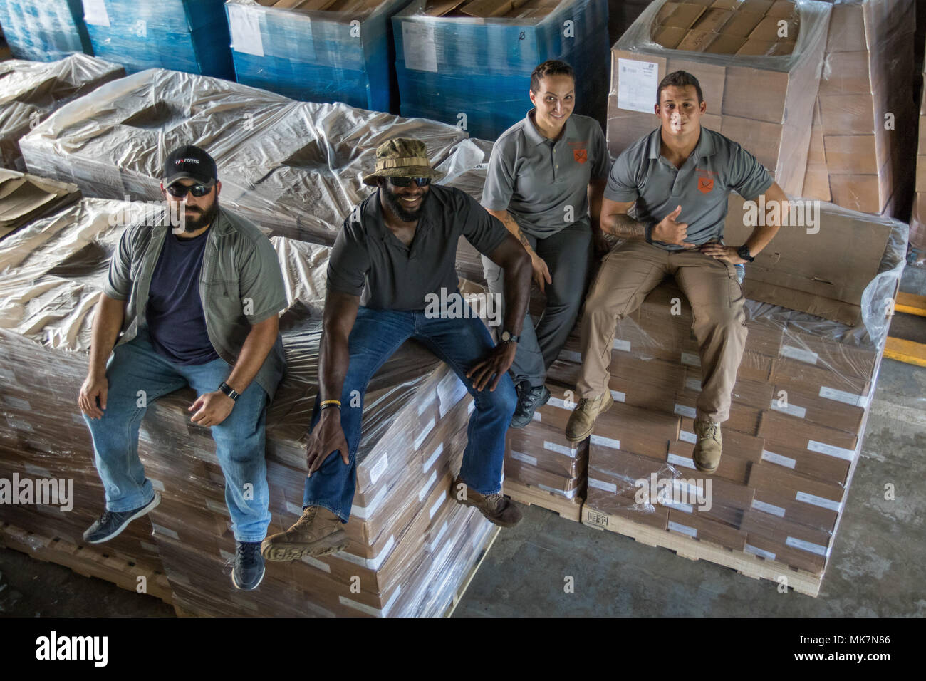 SAN JUAN, Puerto Rico - Mitglieder des Warfighter Disaster Response Team auf Paletten Sie leerten mit Tausenden von Pfund von Lebensmitteln durch Neuseeland gespendet für die Distribution über Puerto Rico, Nov. 18, 2017 darstellen. Sobald das Essen inszeniert wird, Mitglieder der Warfighters, arbeiten mit der Federal Emergency Management Agency, wird es für Familien noch zu verteilen, müssen nach der Zerstörung der Hurrikan Maria. Die Warfighters unterstützen die Erholung und Hilfsmaßnahmen auf Puerto Rico, und haben über 128.000 Mahlzeiten und 120 Paletten von Wasser, da sie auf dem Boden angekommen verteilt Stockfoto