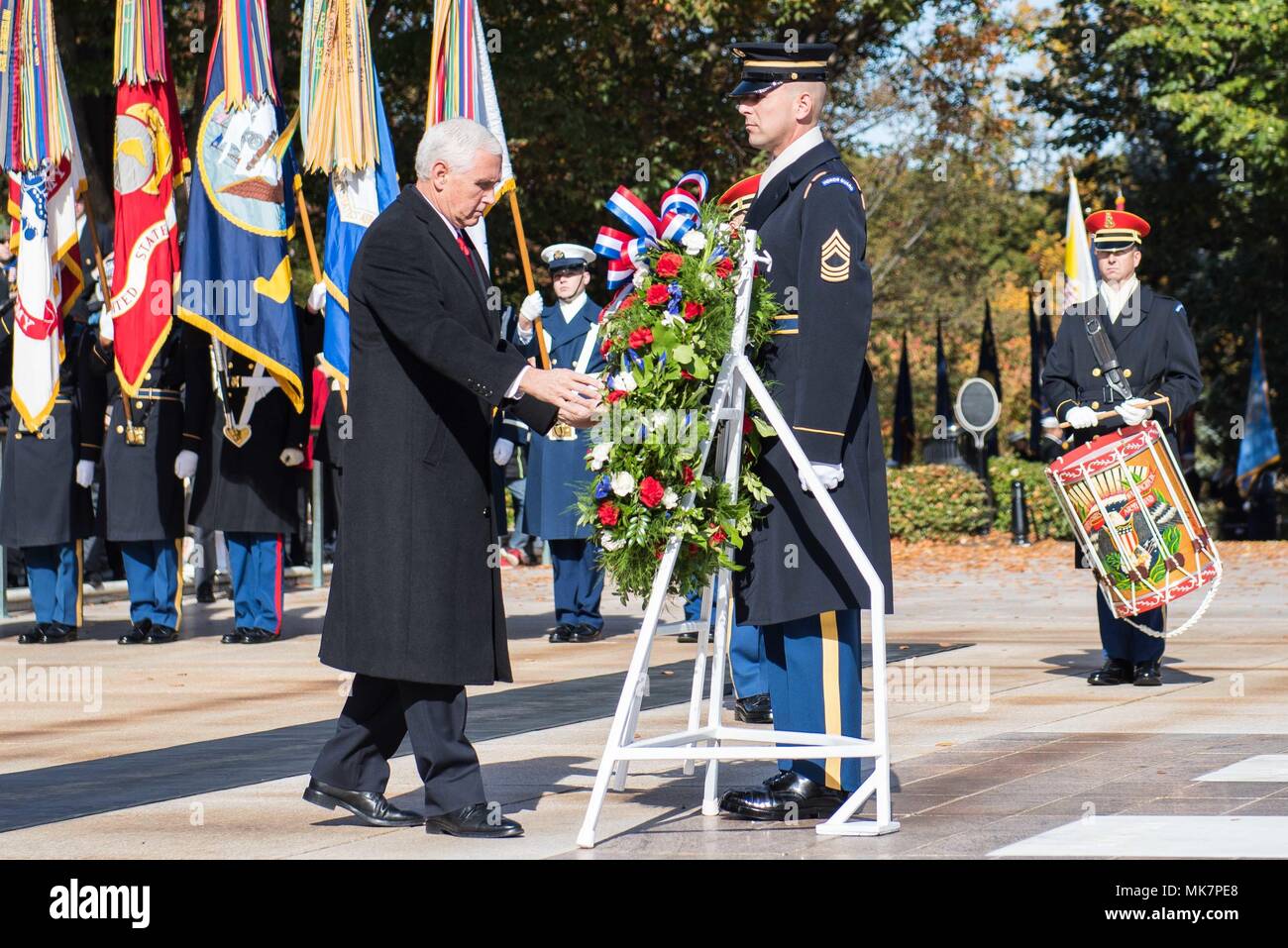 Vizepräsident Michael Pence, die 48 Vizepräsidenten der Vereinigten Staaten, legt einen Kranz alle militärischen Veteranen während der 64. Einhaltung der Veteranen Tag am Grab des Unbekannten Soldaten, den Nationalfriedhof Arlington, Va., Nov. 11, 2017 zu Ehren. Nach der Kranzniederlegung Zeremonie, Vice President Pence an die Nation in der Memorial Amphitheatre auf die Opfer und Service aller militärischen Veteranen widerspiegeln. (U.S. Armee Fotos von Pfc. Gabriel Silva) Stockfoto