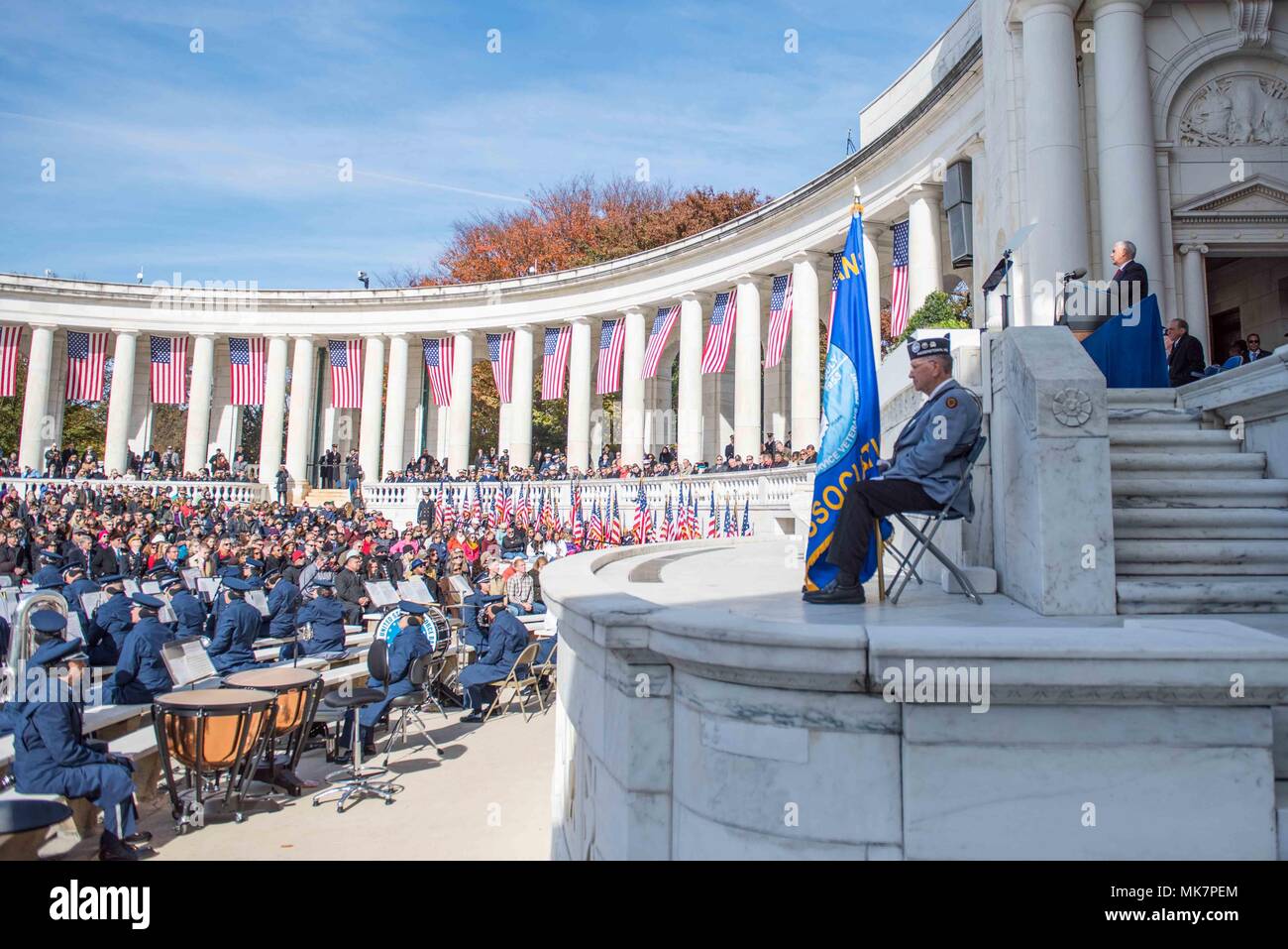 Vizepräsident Michael Pence, die 48 Vizepräsidenten der Vereinigten Staaten, legt einen Kranz alle militärischen Veteranen während der 64. Einhaltung der Veteranen Tag am Grab des Unbekannten Soldaten, den Nationalfriedhof Arlington, Va., Nov. 11, 2017 zu Ehren. Nach der Kranzniederlegung Zeremonie, Vice President Pence an die Nation in der Memorial Amphitheatre auf die Opfer und Service aller militärischen Veteranen widerspiegeln. (U.S. Armee Fotos von Pfc. Gabriel Silva) Stockfoto