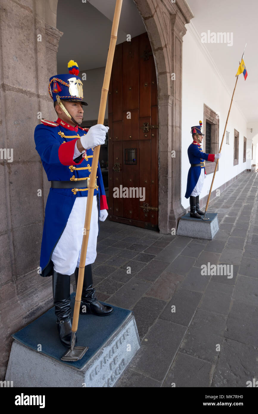 Präsidentengarde am Carondelet Palastes in der historischen Altstadt von Quito, Ecuador. Stockfoto