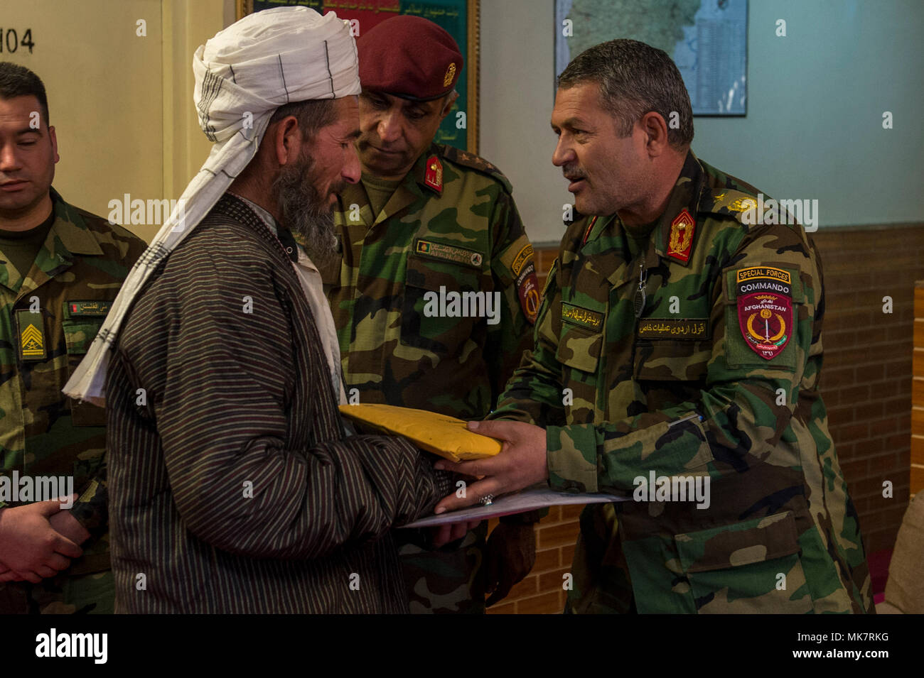 Vater eines afghanischen Commando Besuche mit Afghan National Army Special Operations Command Führung während ein Held Zeremonie am Lager Commando, Kabul, Afghanistan, Nov. 21, 2017. ANASOC lädt konsequent seine Helden und Familien Camp Commando. Bei der Begehung wurden die Verwundeten erhalten die richtige Pflege für ihre Verletzungen und Familien sind für ihre große Opfer anerkannte Sicherheit und Stabilität für alle Afghanen zu verbessern. (U.S. Air Force Foto von älteren Flieger Sean Carnes) Stockfoto