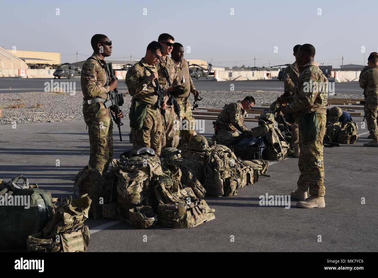 Us-Armee Soldaten mit Task Force Marauder vorbereiten zum westlichen Afghanistan als Teil einer Expeditionary beratenden Paket, Aviation support Truppen zur Masse zu reisen. TF Marauder zur Verfügung medevac, Lufttransport, über-watch unterstützen und vorwärts Bewaffnung und Betankung point Operationen für den Zug, beraten, unterstützen, Befehl-West mit Boden Missionen in der Region zu unterstützen. Task Force Marauder besteht aus Soldaten aus South Carolina National Guard, Illinois National Guard, Iowa National Guard, sowie aktiven Komponente und bietet Funktionen für die Luftfahrt mit AH 64 Apachen, UH 60 Stockfoto