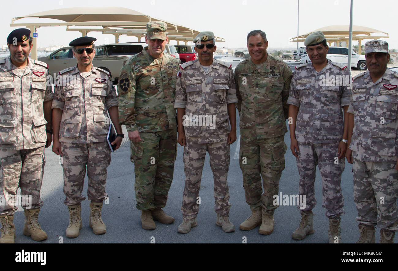 Generalleutnant Michael Garrett (Mitte rechts), Kommandierender General der US-Army Central, posiert für ein Foto mit Generalmajor Mohammed Al-Ghanem (Mitte), des Emirs von Katar Land Force Commander, Oberst Robert Kuth (Mitte links), Kommandeur der Area Support Group-Qatar und allgemeine Offiziere andere Katar Streitkräfte "Nach einem Morgen des Engagements und Facility Touren auf einer Basis in Katar entfernt am 07.11.19. Garrett reiste nach Katar die Partnerschaft zur weiteren Stärkung der Beziehungen zu den Alliierten Militärs, die sich auch in der USARCENT Verantwortungsbereich. (Us-Foto von SPC. Joshua S. Morris, US-ARCENT PAO) Stockfoto