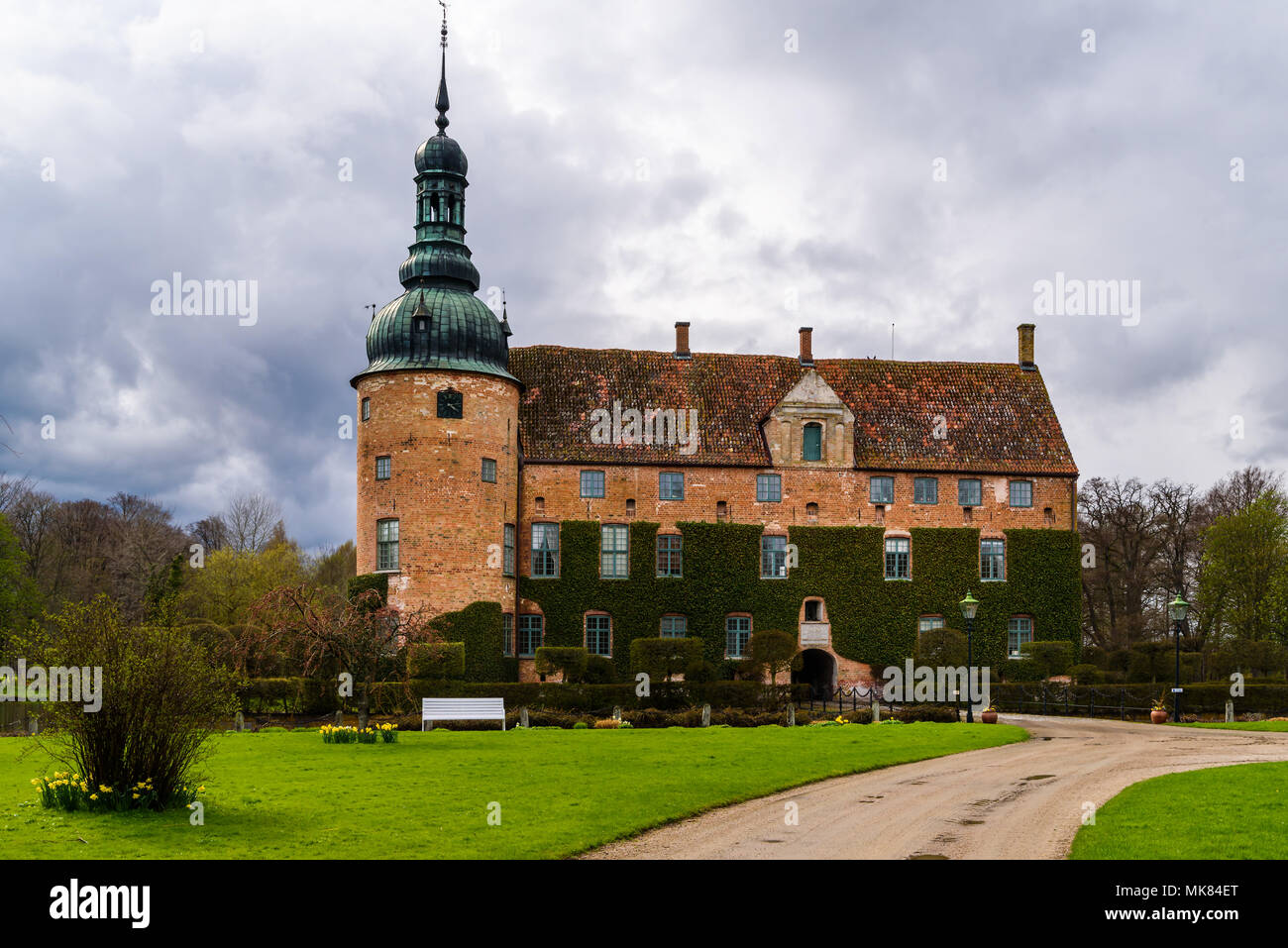 Vittskovle, Schweden - 26 April 2018: Reisen Dokumentarfilm von Alltag und Umwelt. Das Schloss von Osten gesehen mit einer Straße, die bis zu den Stockfoto