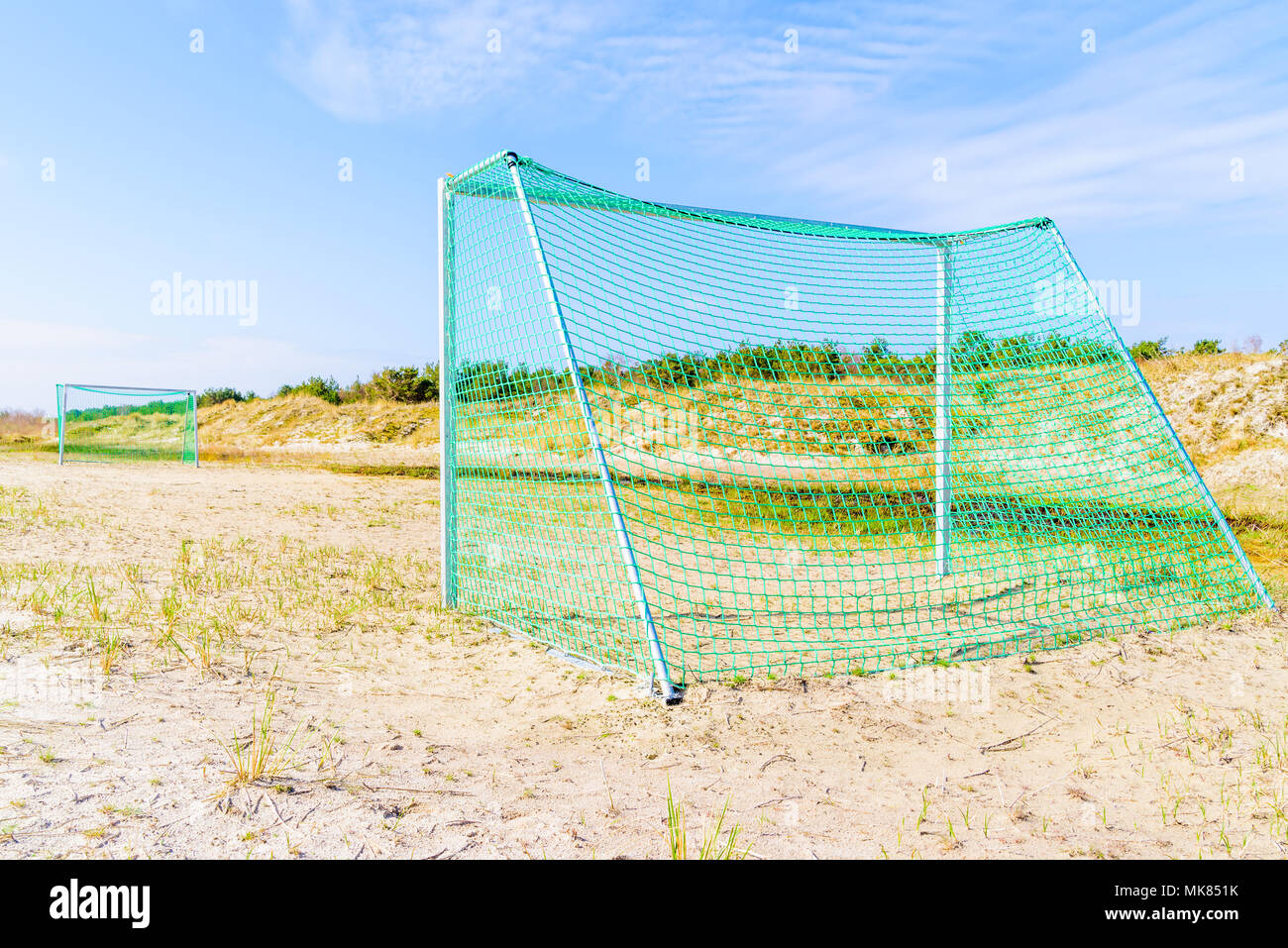 Malarhusen, Schweden - Fußball-Ziele auf einem Sandstrand zwischen Sanddünen an einem sonnigen Frühlingstag. Stockfoto