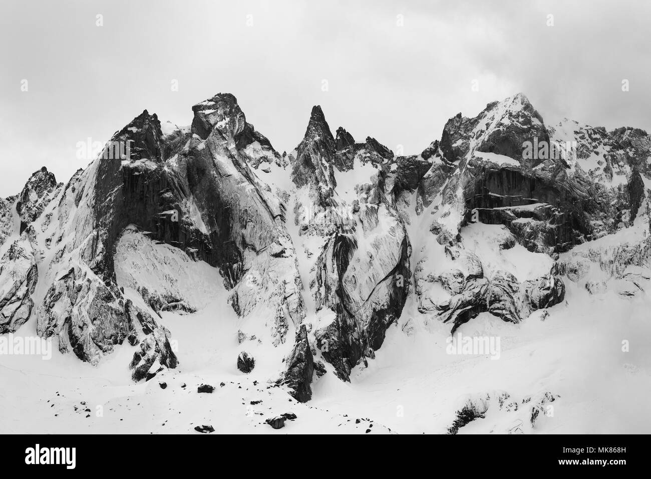 Detail der Sciero Gruppe in der Rhätischen Alpen in der Schweiz. Schwarze und weiße Kunst Berg Winter. Stockfoto