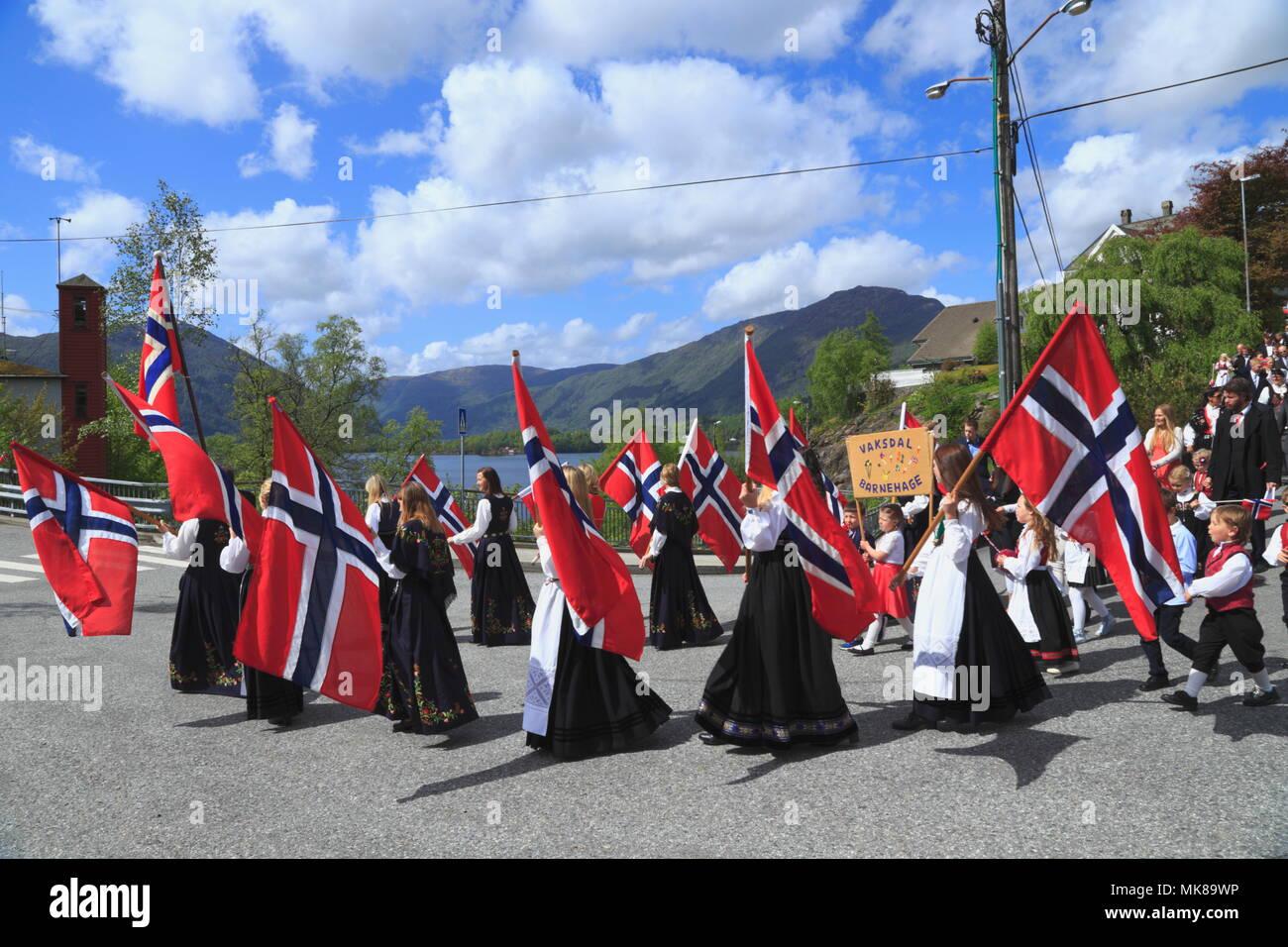 Patriotische norwegische Männer und Frauen tragen das Land Flagge während einer nationalen Day Parade am 17. Mai in der Stadt Vaksdal, in Hordaland County, Norwegen. Stockfoto