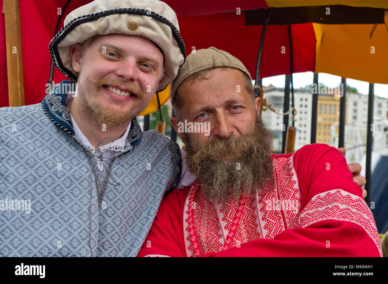 Zwei bärtigen Männern, standbesitzer zu einem Internationalen Hansetage Markt, Bergen, Norwegen, Europa Stockfoto