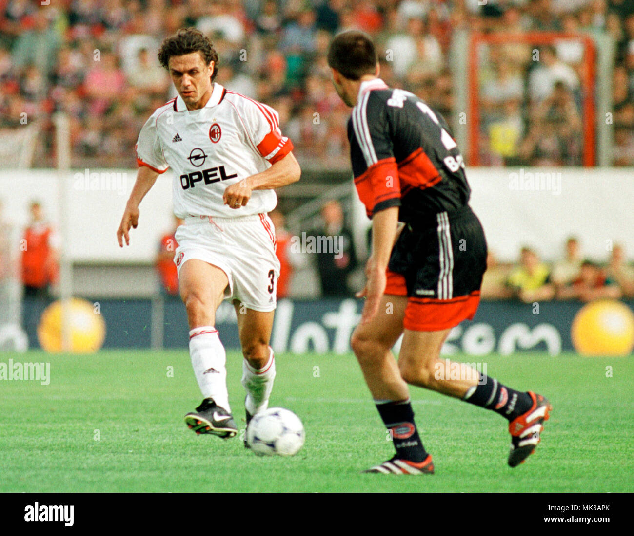 Fussball Stadion Am Bruchweg Mainz Deutschland 31 5 1999 Internationale Freundschaftsspiel Fc Bayern Munchen Munchen Munchen Vs Ac Mailand Milano Paolo Maldini Mailand Links Markus Babbel Bayern Stockfotografie Alamy