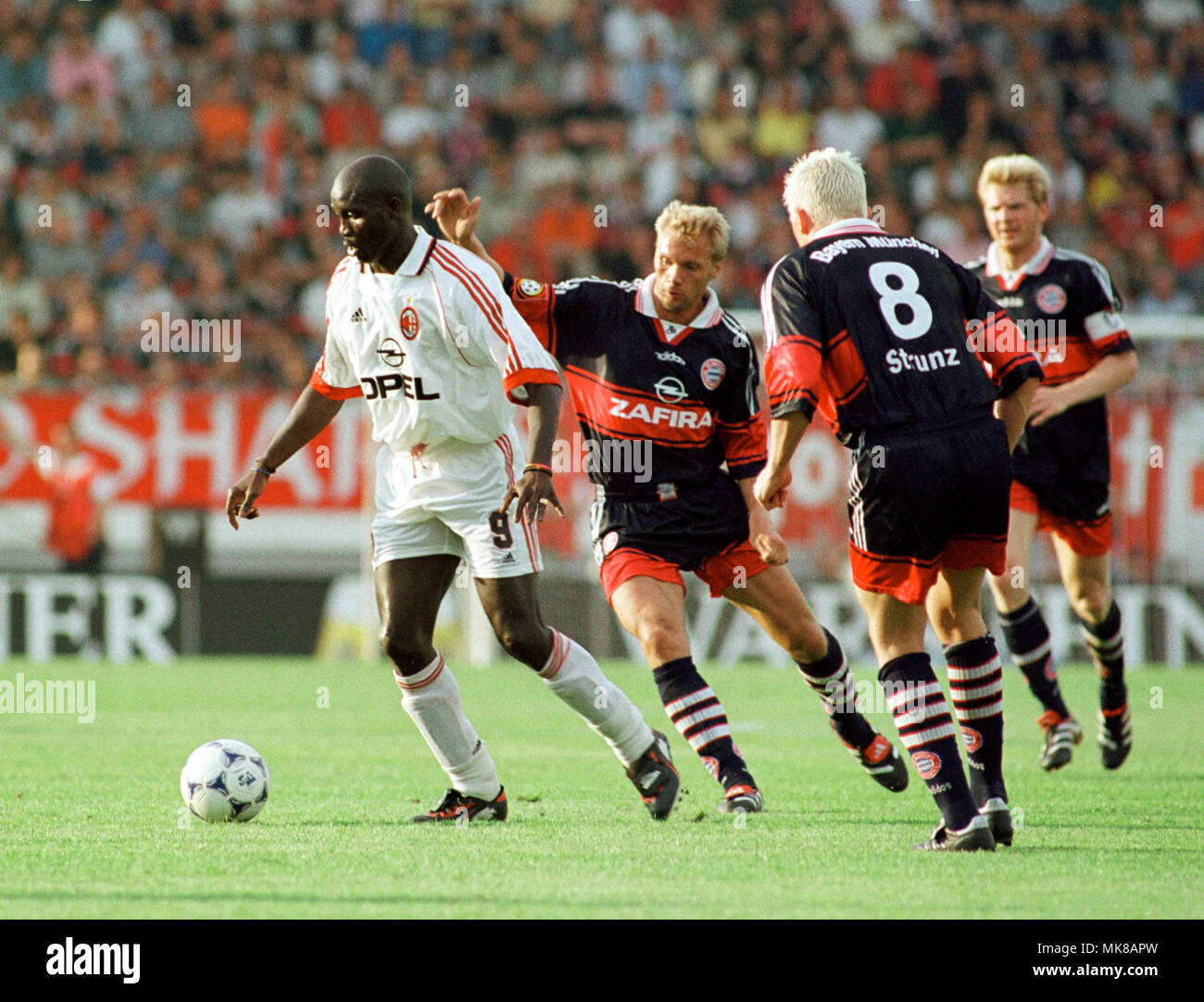 Fussball Stadion Am Bruchweg Mainz Deutschland 31 5 1999 Internationale Freundschaftsspiel Fc Bayern Munchen Munchen Munchen Vs Ac Mailand Milano George Weah Mailand Fink Strunz Effenberg Bayern Von Links Stockfotografie Alamy
