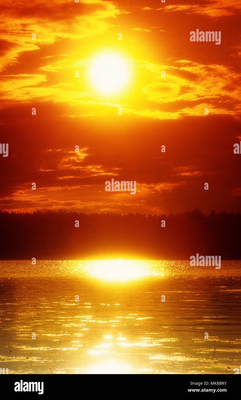 Sonnenuntergang über dem See im Sommer abends in Finnland. Stockfoto