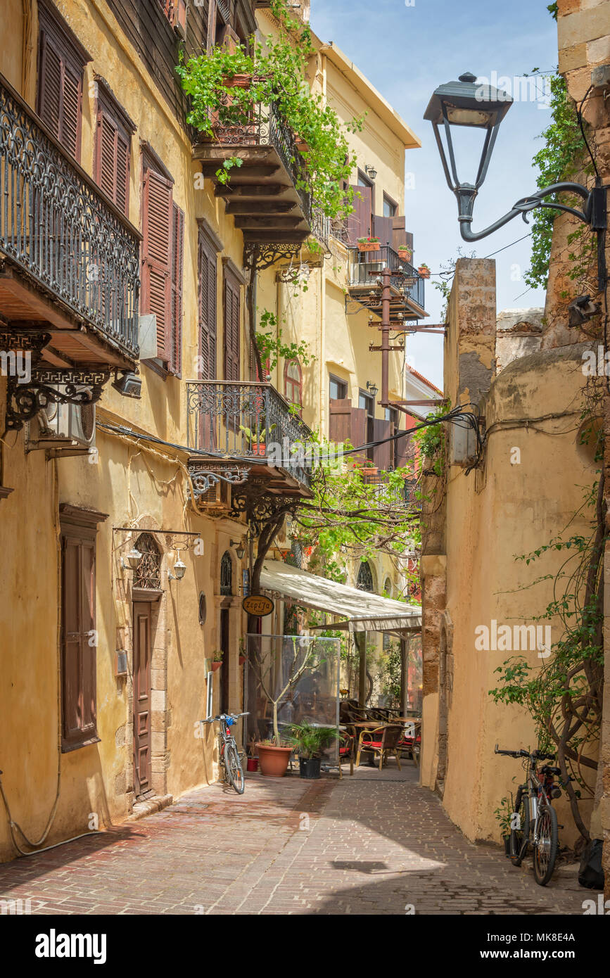 Traditionelle Fußgängerzone in der Altstadt von Chania auf Kreta, Griechenland Stockfoto
