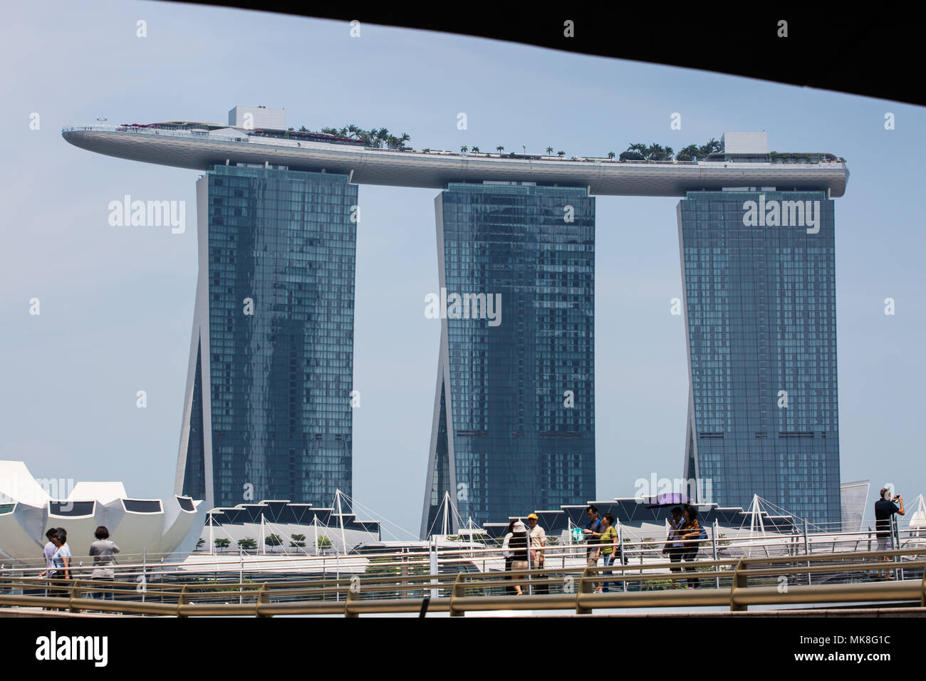 2018. Touristen auf der Link Bridge gegenüber dem Luxushotel Marina Bay Sands und dem ArtScience Museum. Singapur. Stockfoto