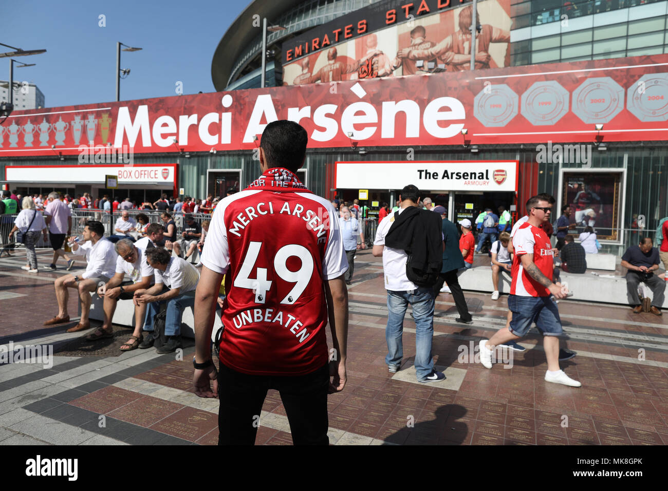 Bild zeigt: Arsenal v Burnley 6.5.18 Arsenal Fans kommen für letzte Arsene Wenger's home Spiel im Emirates Stadium in London ein riesiges Schild outsi Stockfoto