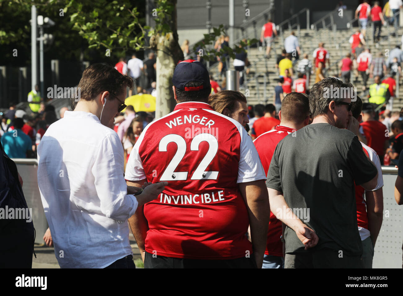 Bild zeigt: Arsenal v Burnley 6.5.18 Arsenal Fans kommen für letzte Arsene Wenger's home Spiel im Emirates Stadium in London ein riesiges Schild outsi Stockfoto