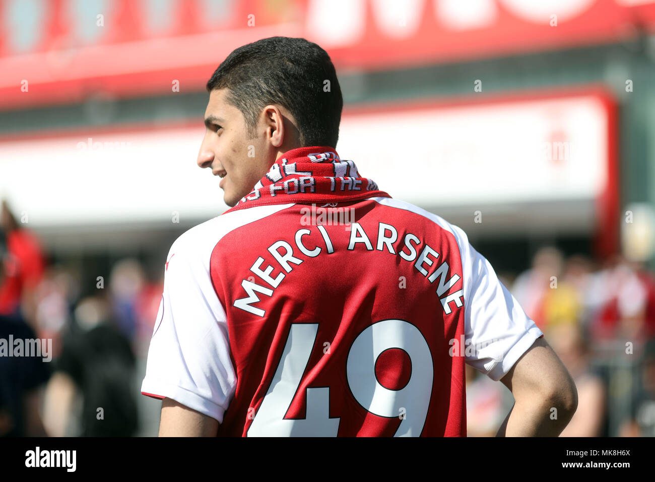 Bild zeigt: Arsenal v Burnley 6.5.18 Arsenal Fans kommen für letzte Arsene Wenger's home Spiel im Emirates Stadium in London ein riesiges Schild outsi Stockfoto