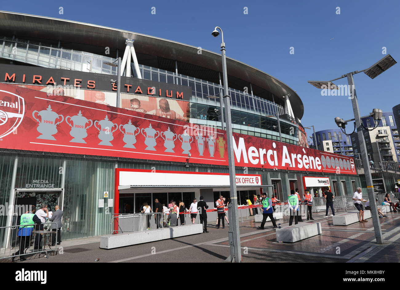 Bild zeigt: Arsenal v Burnley 6.5.18 Merci Arsene Zeichen gegen den blauen Himmel Arsenal Fans für letzte Arsene Wenger's home Spiel im Emirates S ankommen Stockfoto