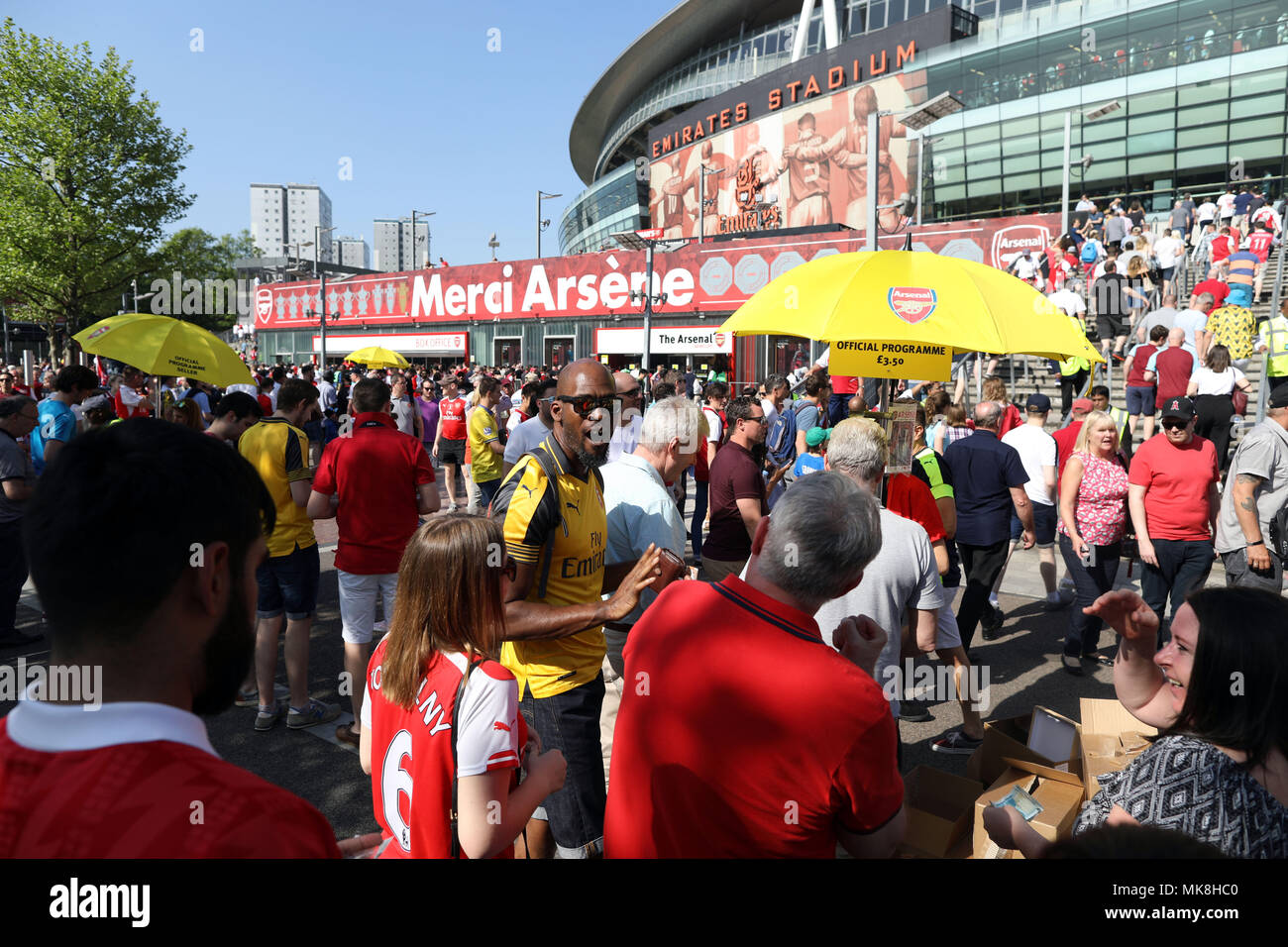 Bild zeigt: Arsenal v Burnley 6.5.18 Warteschlangen eine 100 Meter lange für Abschied Programm souvenir Arsenal Fans für letzte Arsene Wenger's home Spiel ankommen ein Stockfoto