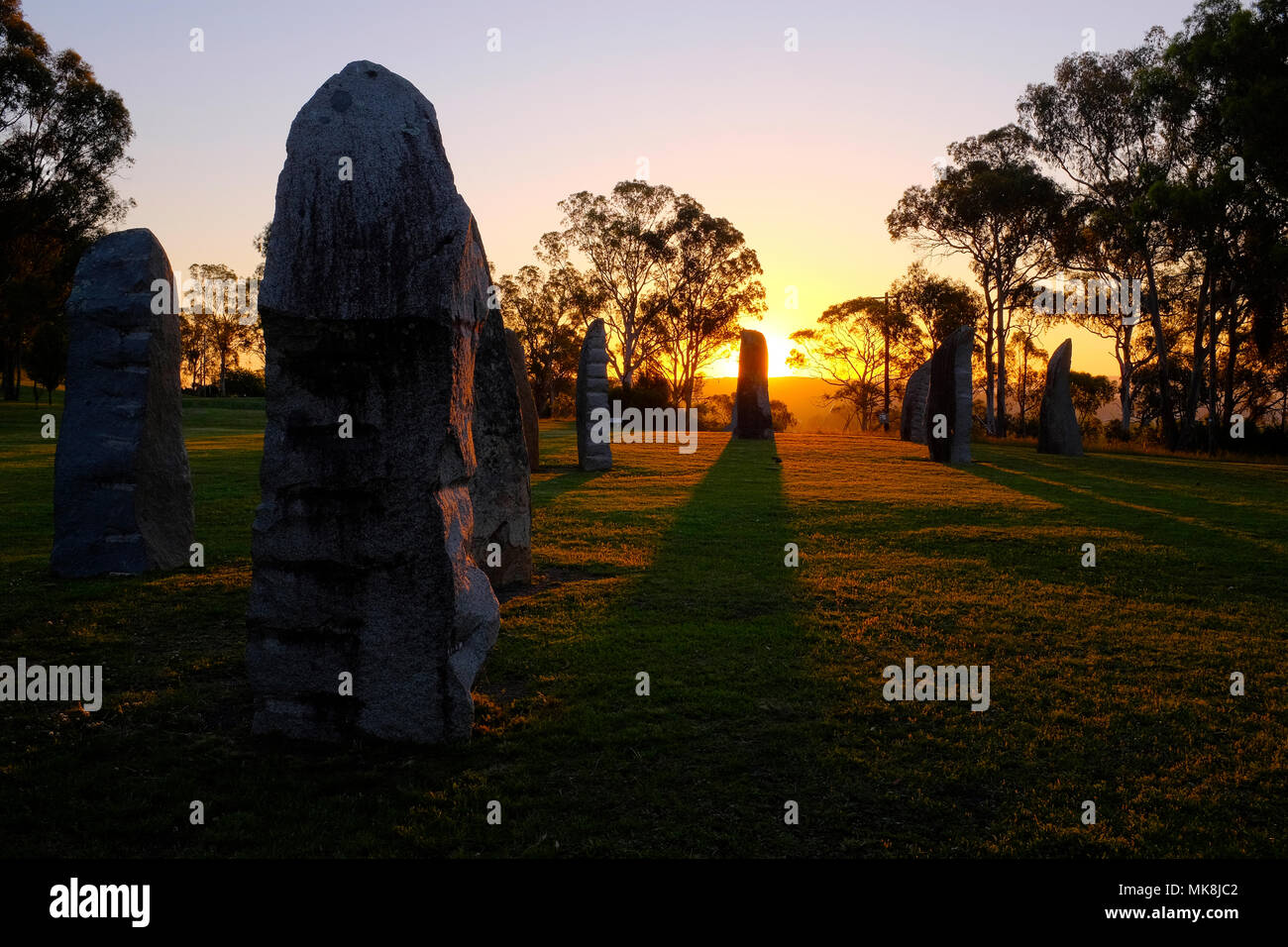 Australian standing stones bei Dämmerung in Glen Innes in New South Wales, Australien, inspiriert von der Ring von Brodgar in Schottlands Orkneys. Stockfoto