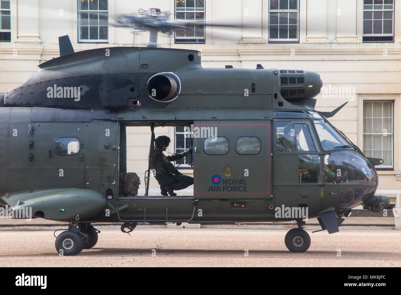 Ein RAF Puma Helikopter Vorbereitung für den Start am Wellington Barracks in London Stockfoto