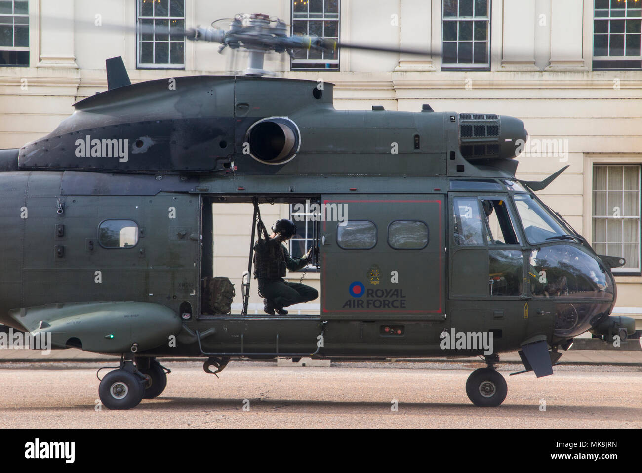 Ein RAF Puma Helikopter Vorbereitung für den Start am Wellington Barracks in London Stockfoto