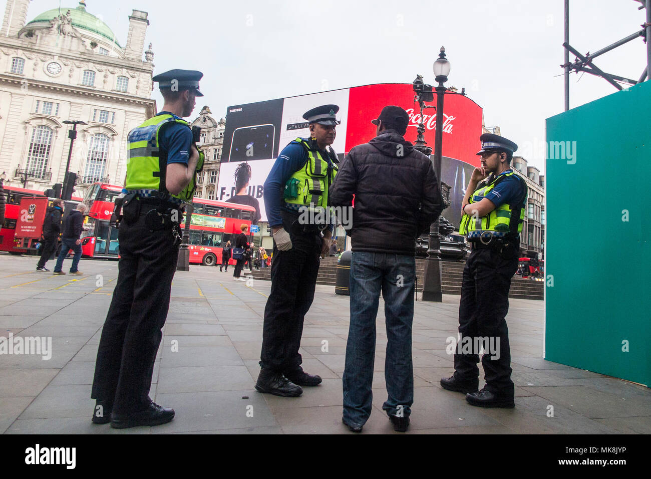 Die Unterstützung der Gemeinschaft Offiziere frage ein Mann in Piccadilly Circus Stockfoto