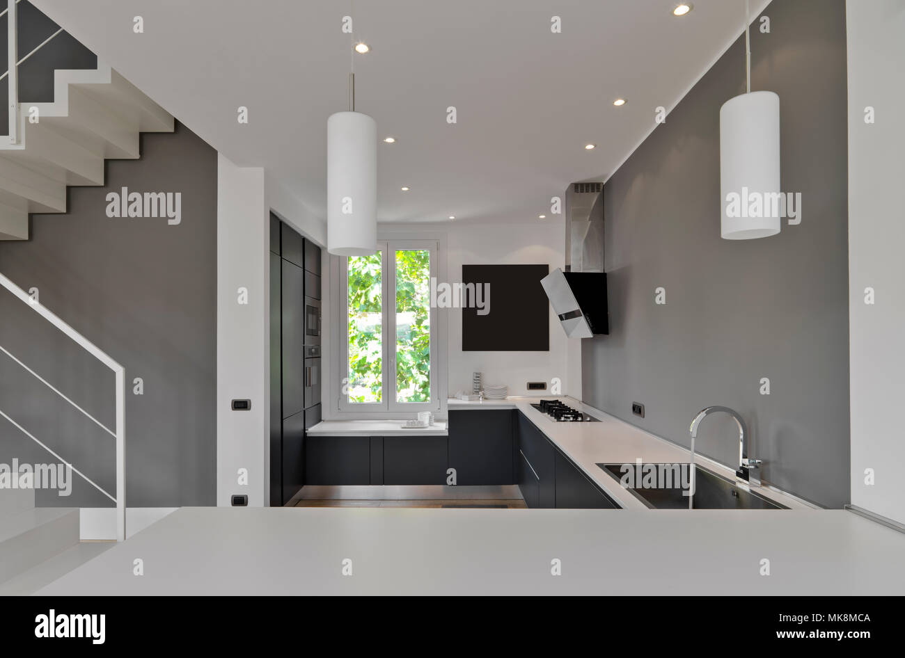 Interieur Aufnahmen von einer modernen Küche im Vordergrund der integrierten Waschbecken mit Wasserhahn Stockfoto