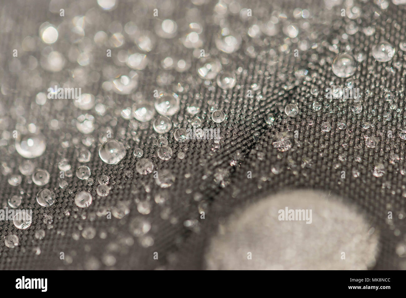 Detailansicht Detailansicht der Regentropfen auf ein Gewebe, ein Hintergrund. Stockfoto