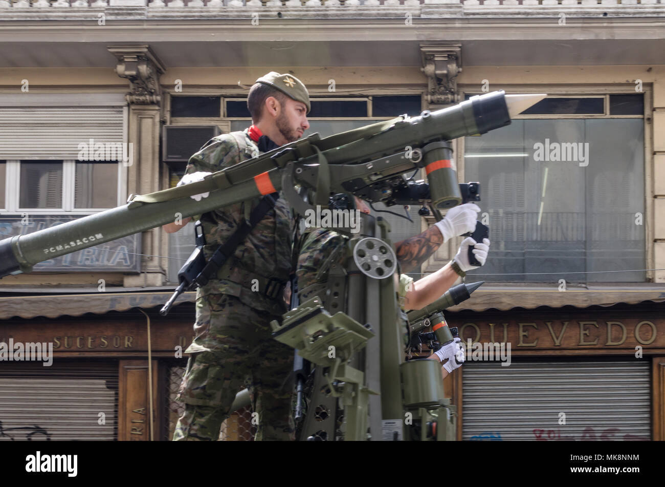 Ein spanischer Soldaten, der in der autonomen Region Madrid, Puerta del Sol, Madrid, Spanien Stockfoto