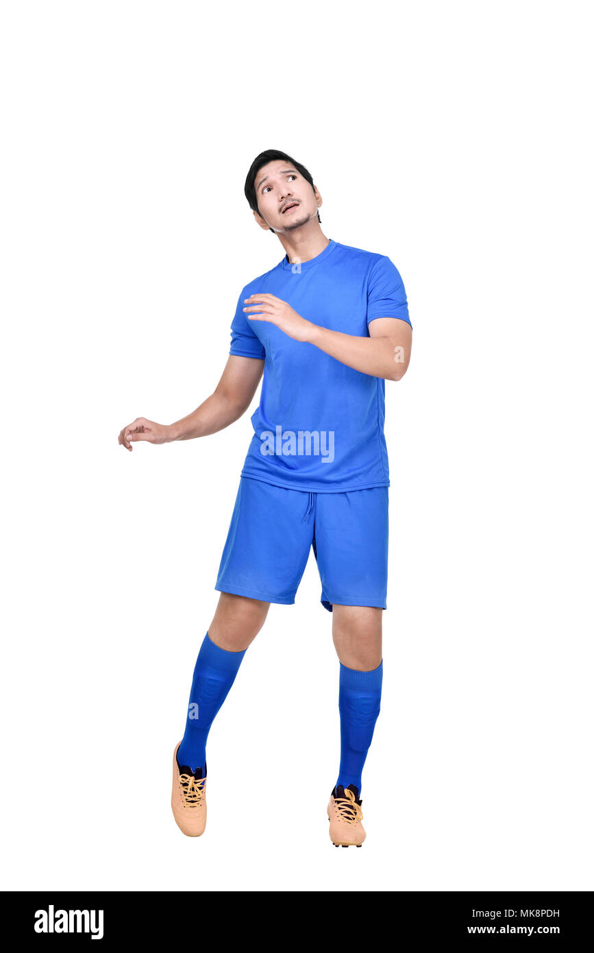 Attraktiven asiatischen männliche Fußballspieler Position die Kugel isoliert auf weißem Hintergrund Stockfoto
