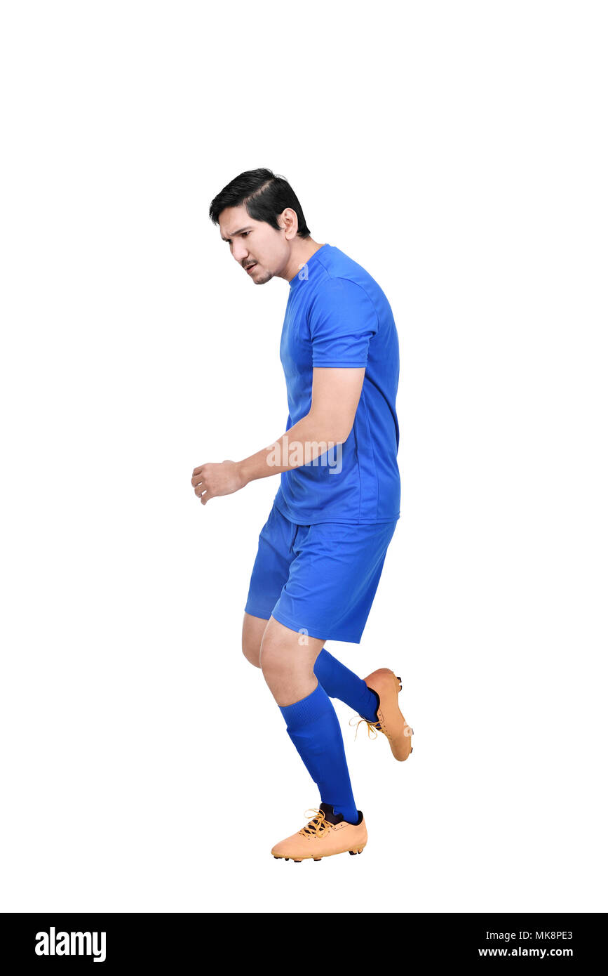 Professionelle asiatische Fußballspieler Mann kicken den Ball auf weißem Hintergrund posiert Stockfoto